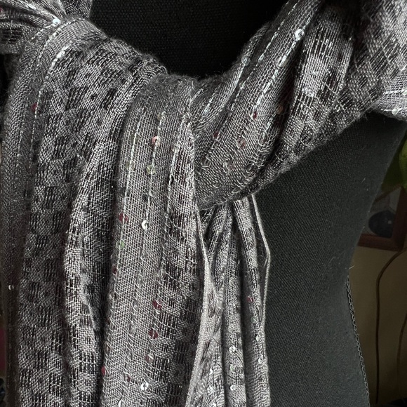 Gray Pattern Woven Sequined Polyester Scarf/Shawl 64” Fringe GUC - Picture 7 of 11